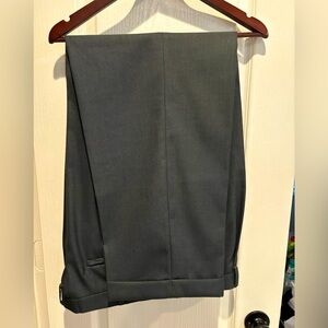 Perry Ellis’s portfolio.‎ Size 40/32 black men’s dress pants.